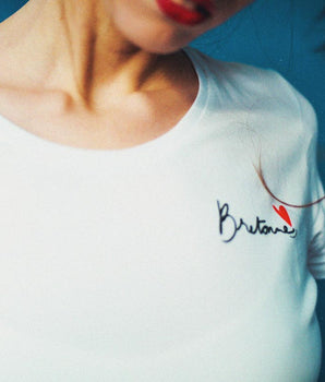 T-shirt femme "Maëlys" coton bio écriture bretonne ❤️ sur le côté