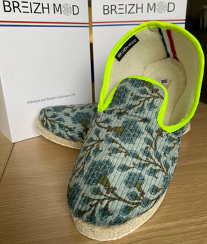 Paire de chaussons charentaises femme "Lodonnec" à fleurs et liseré fluo