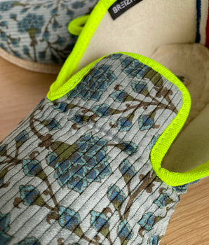 Paire de chaussons charentaises femme "Lodonnec" à fleurs et liseré fluo